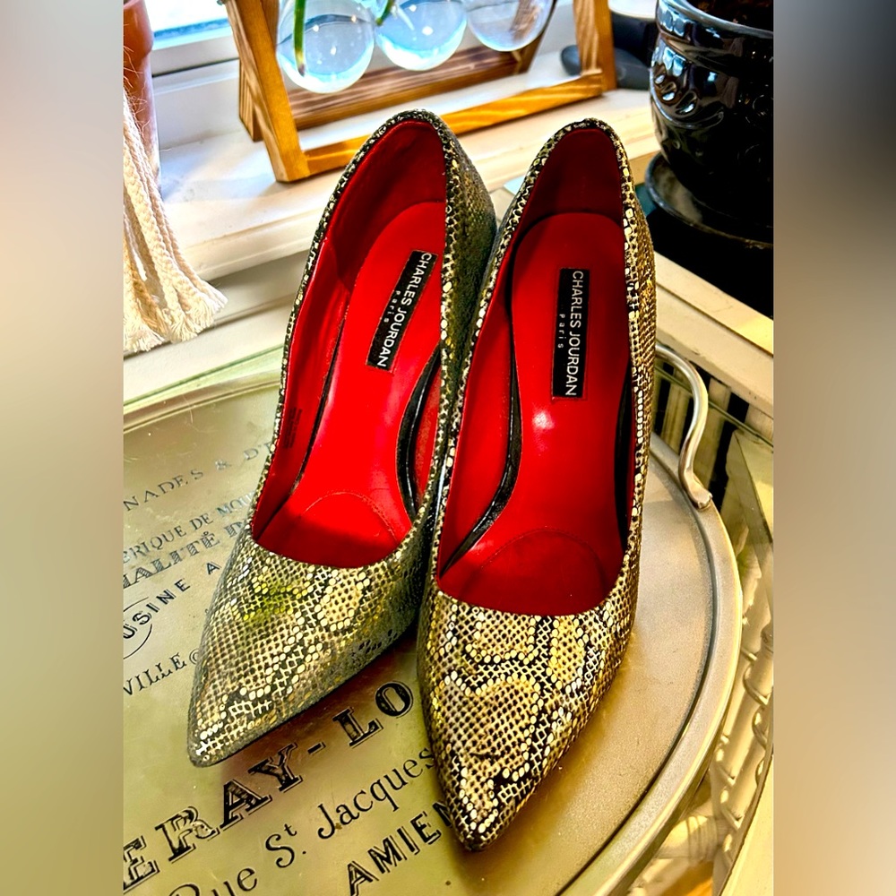 Beautiful Charles Jourdan gold pumps